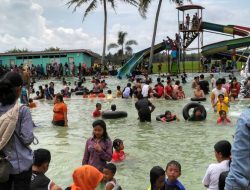 Semua senang dan berenang Liburan di WaterByur Sumber Ponjong 2017