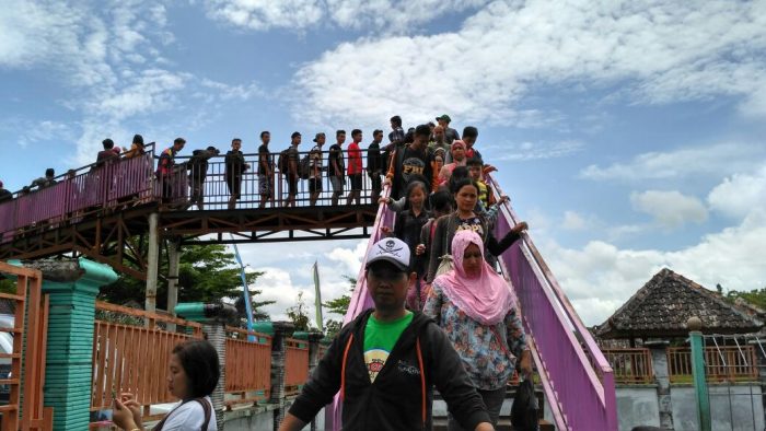 Tertib dan Antri Liburan di WaterByur Sumber Ponjong 2017